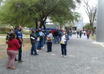 Largas filas para cobrar becas escolares en Centro Cívico de Victoria