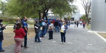 Largas filas para cobrar becas escolares en Centro Cívico de Victoria