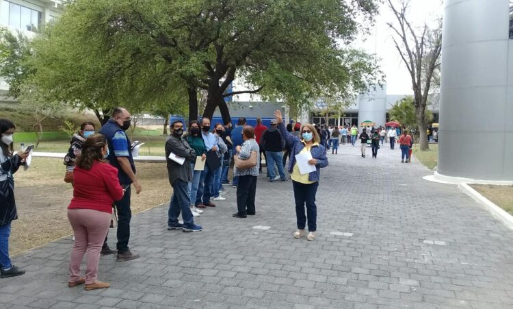 Largas filas para cobrar becas escolares en Centro Cívico de Victoria