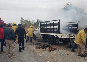 Se incendia camioneta en la entrada al basurero municipal