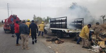 Se incendia camioneta en la entrada al basurero municipal