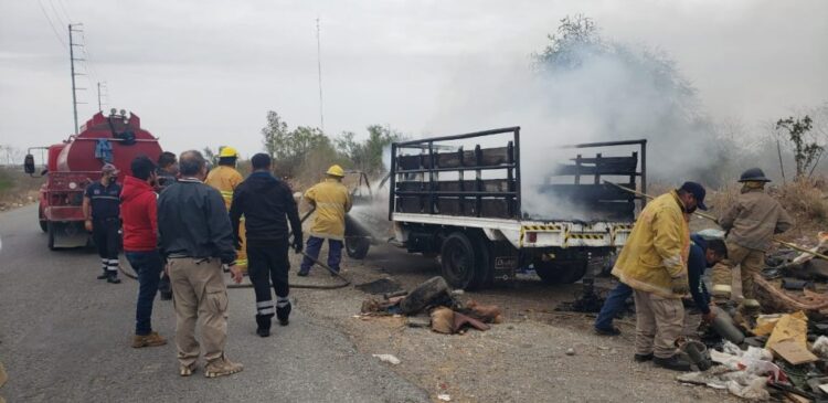 Se incendia camioneta en la entrada al basurero municipal