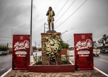 Honran memoria de Rigo Tovar; colocan  ofrenda floral en su monumento 