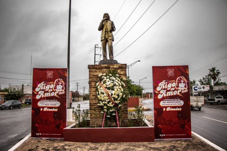 Honran memoria de Rigo Tovar; colocan  ofrenda floral en su monumento 