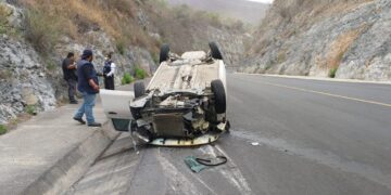 Familia de Jaumave herida al volcar vehículo en “Rumbo Nuevo”