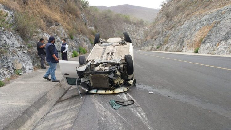 Familia de Jaumave herida al volcar vehículo en “Rumbo Nuevo”