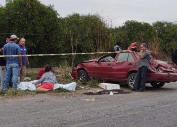 Muere aplastado por su auto en volcadura carretera