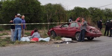 Muere aplastado por su auto en volcadura carretera