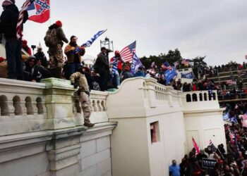 Director del FBI testificará sobre el asalto al Capitolio