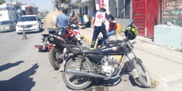 Pareja cae de moto por evitar arrollar a perro
