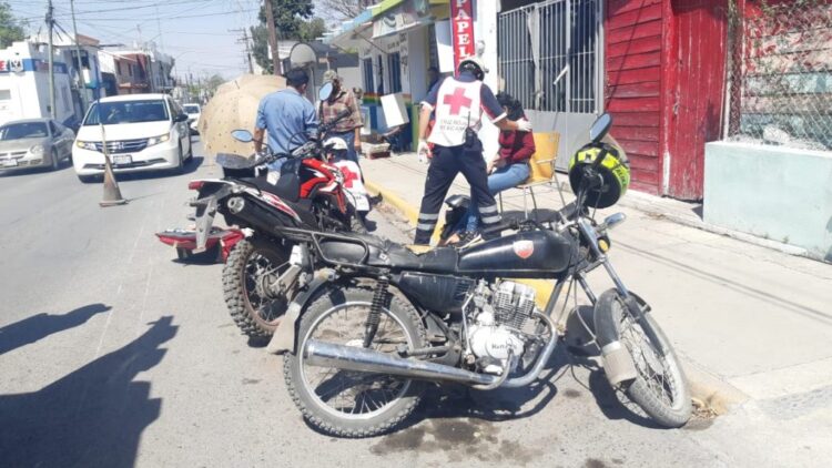 Pareja cae de moto por evitar arrollar a perro