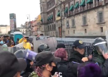 Feministas protestan en el Zócalo de CDMX contra Salgado Macedonio