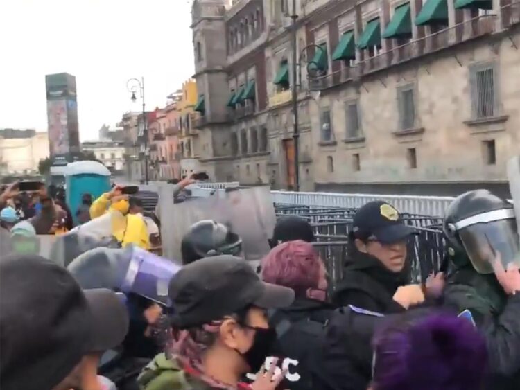 Feministas protestan en el Zócalo de CDMX contra Salgado Macedonio