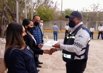 Entrega Fiscalía Estatal acreditación a elementos de Tránsito Victoria