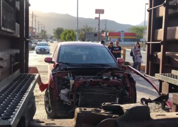 Tren se lleva de encuentro a camioneta