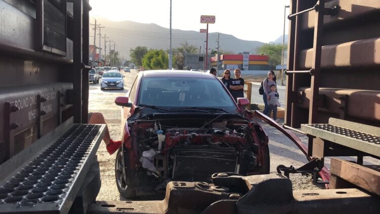 Tren se lleva de encuentro a camioneta