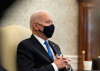 Biden llama ‘pensamiento neandertal’ no usar cubrebocas