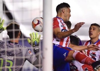 El VAR ‘no ve’ el gol del Toluca… ¡el balón cruza toda la línea!