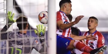 El VAR ‘no ve’ el gol del Toluca… ¡el balón cruza toda la línea!