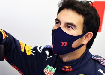 Checo Pérez, vacunado contra Covid-19 en Bahréin