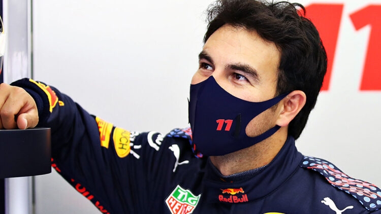 Checo Pérez, vacunado contra Covid-19 en Bahréin