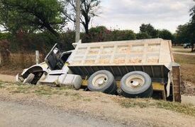 Vuelca camión y chofer resulta herido