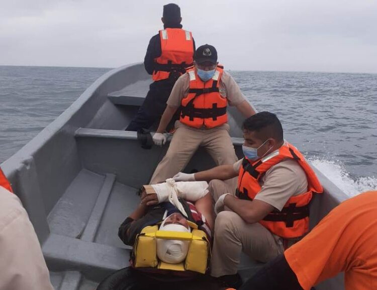Armada de México realiza evacuación medica marítima de herido en altamar en SLM