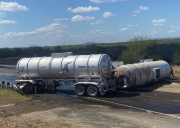 Vuelca pipa cargada con diésel