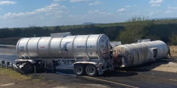 Vuelca pipa cargada con diésel