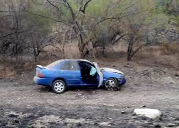 Muere mujer al volcar automóvil