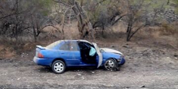 Muere mujer al volcar automóvil