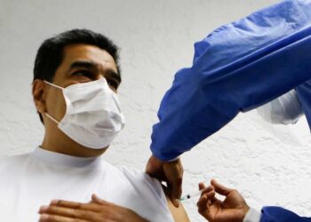 Nicolás Maduro recibe primera dosis de vacuna Sputnik V