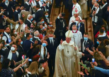 El Papa oficia primera misa en Irak; honra a cristianos perseguidos