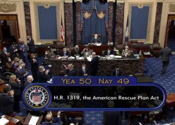 Senado de EU aprueba plan de rescate de Biden