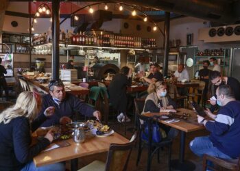 Israel vuelve casi a la normalidad con reapertura de negocios y escuelas