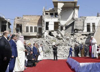 El Papa consuela a víctimas del Estado Islámico en Irak, entre ruinas