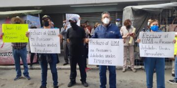 Protestan jubilados en ISSSTE