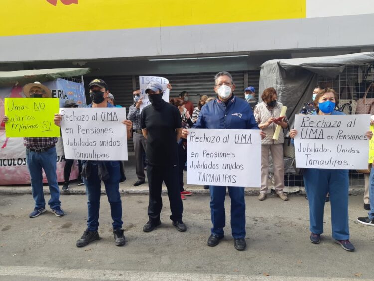 Protestan jubilados en ISSSTE