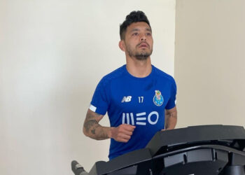 Tecatito Corona viaja a Turín, pero aún es duda para enfrentar a la Juventus