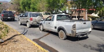 Choque de camionetas deja cuantiosos daños materiales