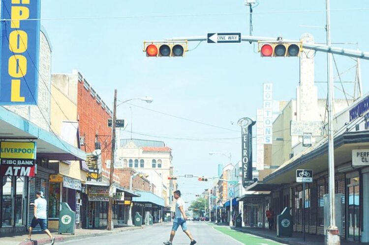 Ciudad de Laredo, Texas, abrirá sus puertas en cuatro etapas