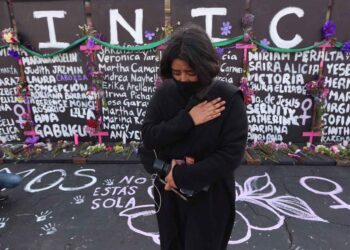 Convierten vallas de Palacio Nacional en memorial de víctimas de feminicidio