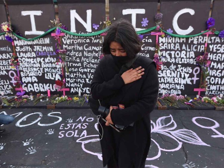 Convierten vallas de Palacio Nacional en memorial de víctimas de feminicidio