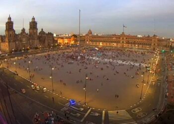 Contingentes feministas se reúnen en el Zócalo tras marcha #8M