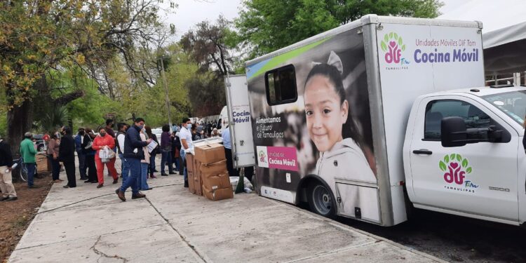 Gran afluencia de adultos mayores para vacunación anti-Covid en Victoria