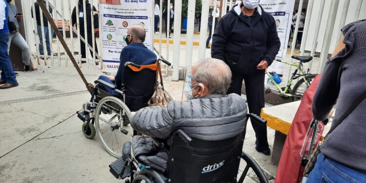 Gran afluencia de adultos mayores para vacunación anti-Covid en Victoria