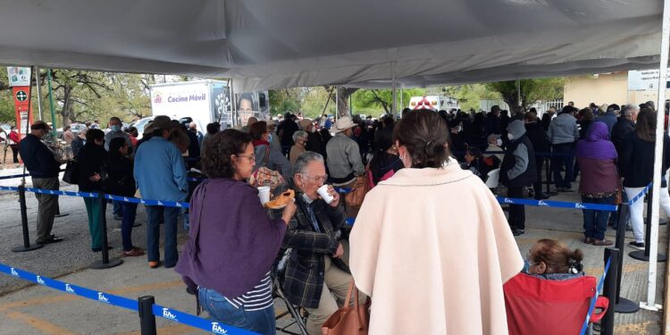 Gran afluencia de adultos mayores para vacunación anti-Covid en Victoria