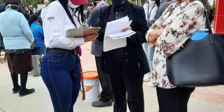 Gran afluencia de adultos mayores para vacunación anti-Covid en Victoria