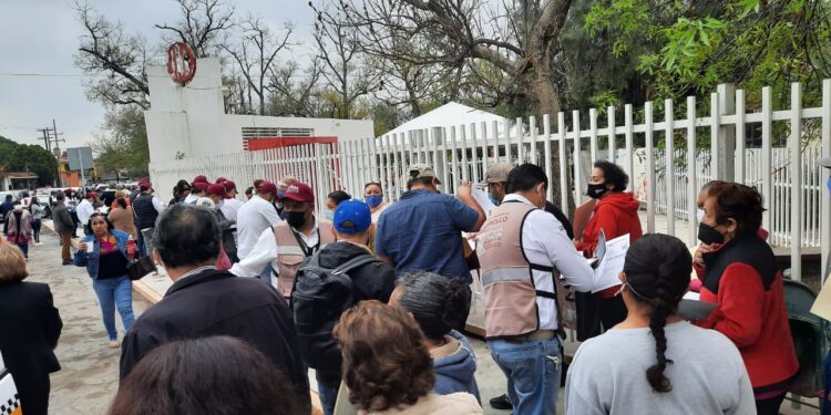 Gran afluencia de adultos mayores para vacunación anti-Covid en Victoria