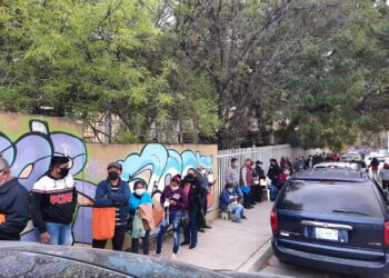 Gran afluencia de adultos mayores para vacunación anti-Covid en Victoria